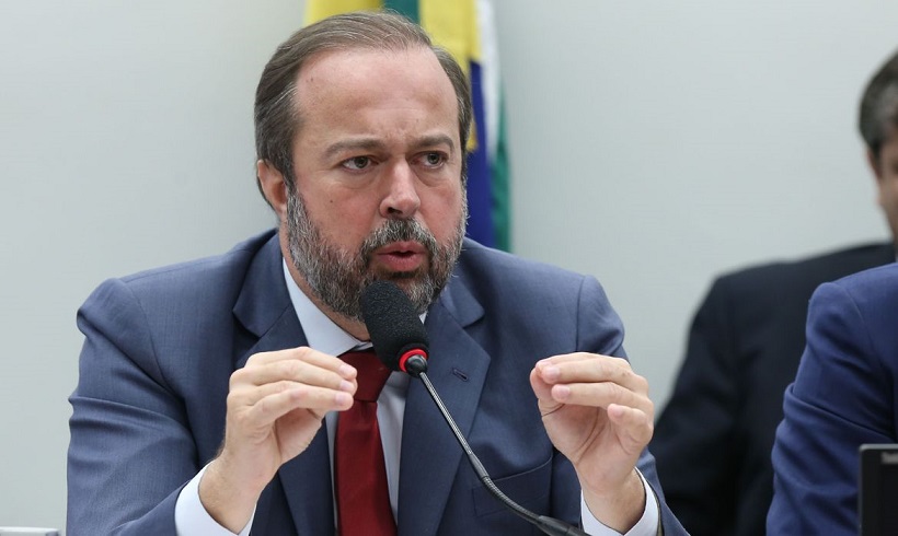  Ministro de Minas e Energia nega politização do apagão