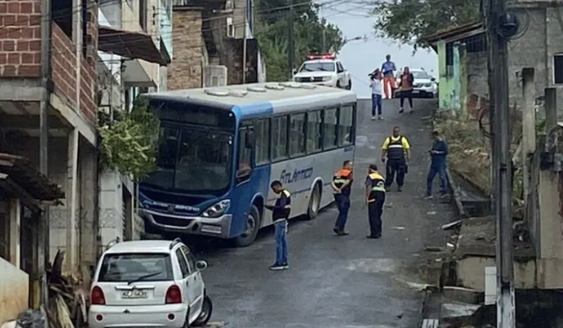  Itabuna: ônibus atinge casa após descer ladeira