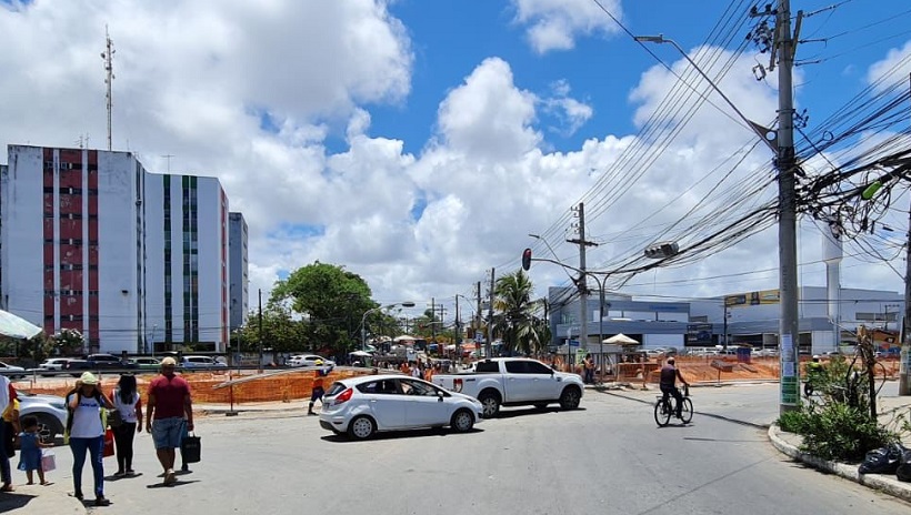  Execução de obra de esgotamento sanitário altera trânsito no centro de Lauro de Freitas