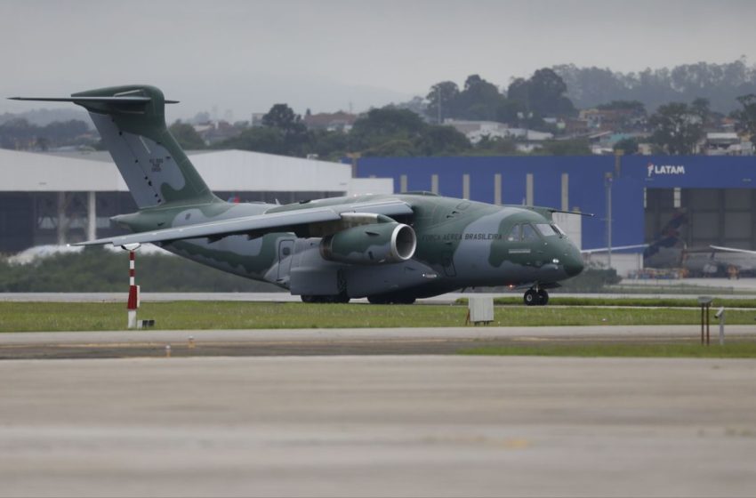  Quinta aeronave da FAB parte de Israel com 215 brasileiros