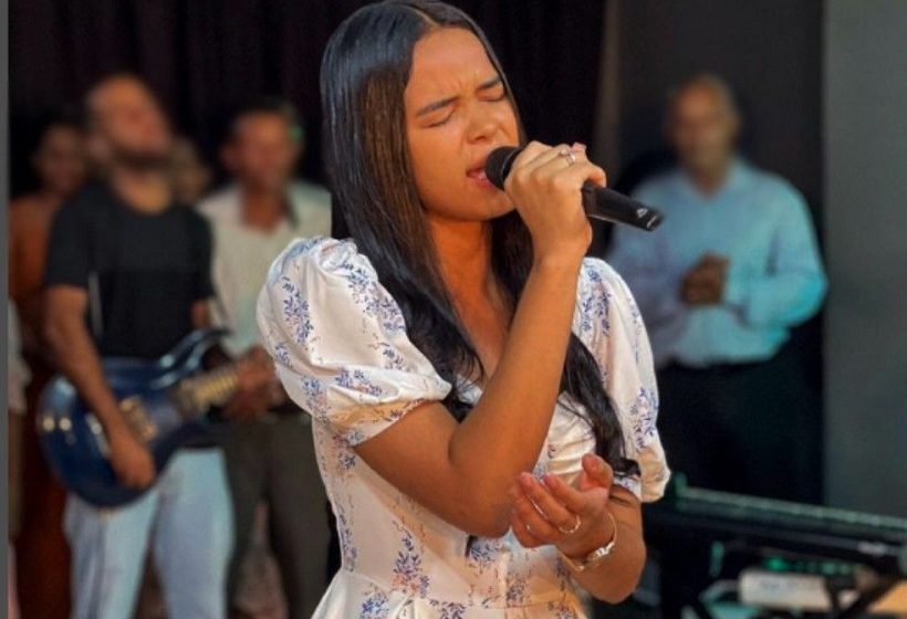  Cantora gospel morre após batida entre ambulância e carreta no sul da Bahia