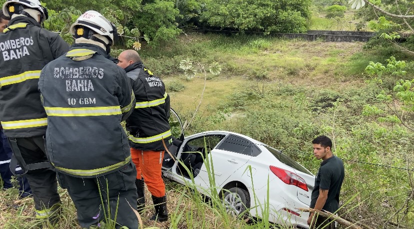  Veículo vai parar em ribanceira após batida; acidente aconteceu em Camaçari