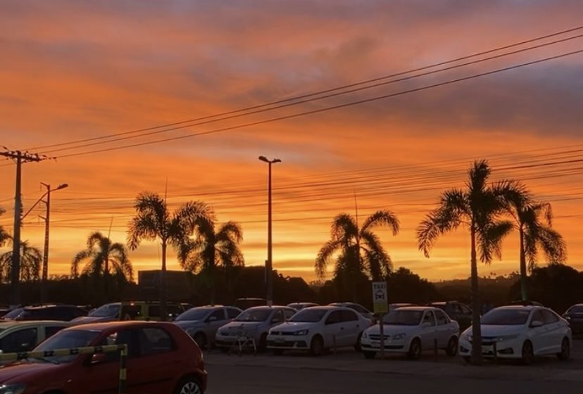  Céu com tons de rosa e laranja chama atenção na faixa litorânea da Bahia