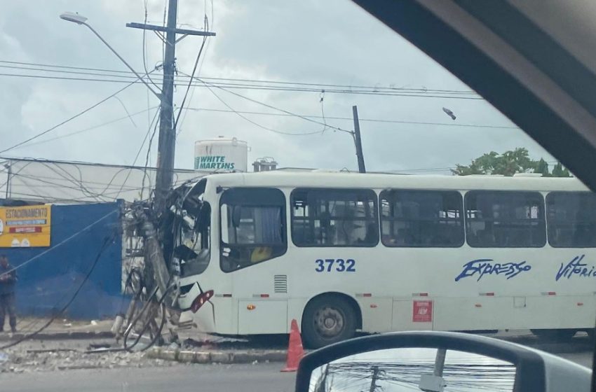  Ônibus bate em poste e causa engarrafamento em Lauro de Freitas