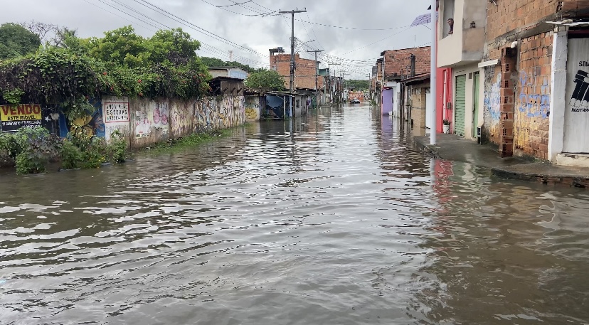 Forte chuva causa quedas de árvores e deslizamentos de terra em Salvador e RMS