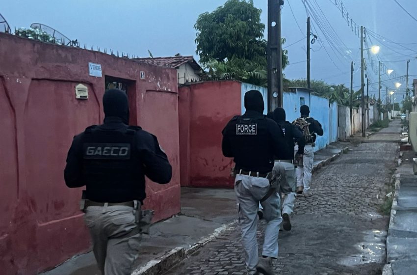  Três policiais são presos investigados por participação em grupo de extermínio na Bahia