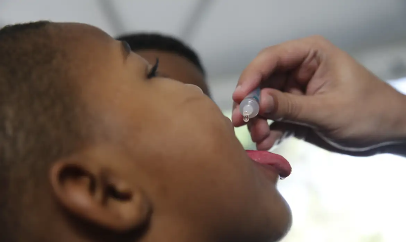  Começou a campanha de vacinação contra a poliomielite
