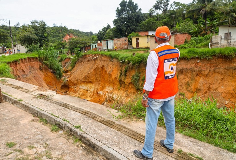  Casas interditadas em Candeias por causa de cratera gigante são demolidas e moradores aguardam respostas
