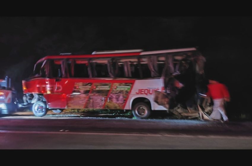  Engavetamento entre dois ônibus e caminhão deixa 16 pessoas feridas em rodovia na Bahia